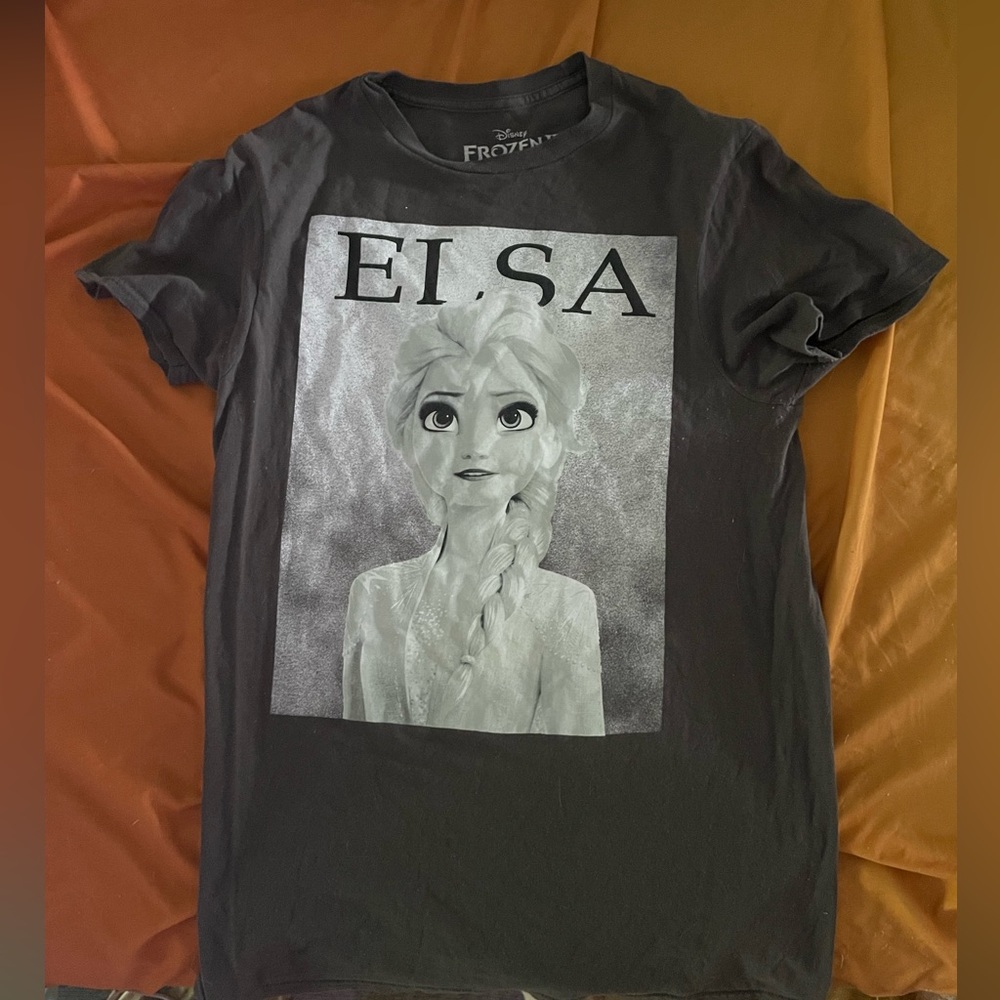 Disney Frozen 2 Elsa TShirt size Small 🥶
